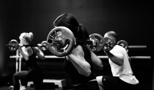 grupni trening HIIT. Visiko intenzivni intervalni trening u grupi.